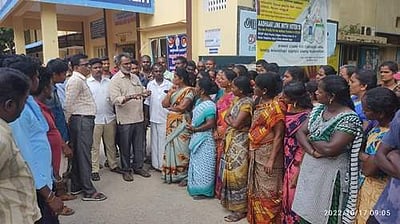 அரக்கோணம் நகராட்சி ஒப்பந்த தூய்மைப் பணியாளர்கள் வேலை நிறுத்த போராட்டம்