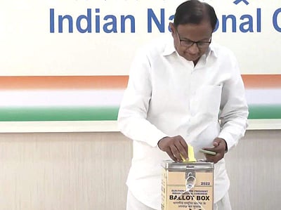 காங்கிரஸ் தலைவர் தேர்தல்: வாக்குப்பதிவு தொடக்கம்