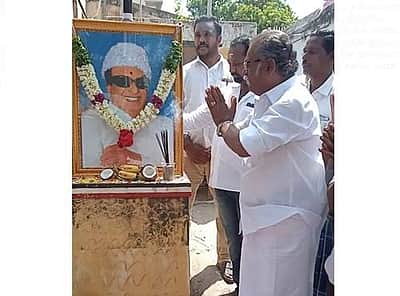 'ஓபிஎஸ், இபிஎஸ்ஸுக்கு நல்ல புத்தியை தா தலைவா'; கதறி அழும் தொண்டர்