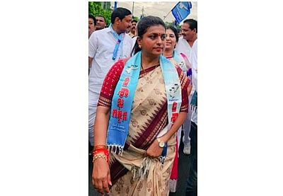 ஆந்திர அமைச்சர் ரோஜா கார் மீது கல்வீச்சு தாக்குதல்: விசாகப்பட்டினம் விமான நிலையத்தில் பரபரப்பு