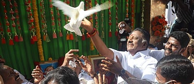 அதிமுக 51-ஆம் ஆண்டு தொடக்க விழா: இபிஎஸ், ஓபிஎஸ் தனித்தனியாக கொண்டாட்டம்