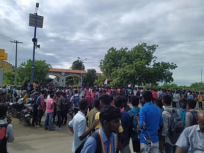 ஹிந்தி திணிப்பைக் கண்டித்து வ.உ.சி. கல்லூரி மாணவர்கள் வகுப்பு புறக்கணிப்பு!