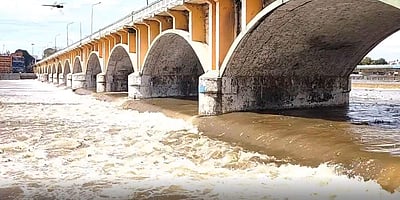 வைகையில் வெள்ளப்பெருக்கு: மதுரை யானைக்கல் பாலம் மூழ்கியது!