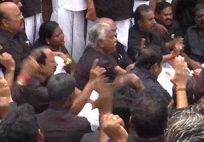 தடையைமீறி போராட்டத்தில் ஈடுபட்ட எடப்பாடி பழனிசாமி உள்ளிட்டோர் கைது!