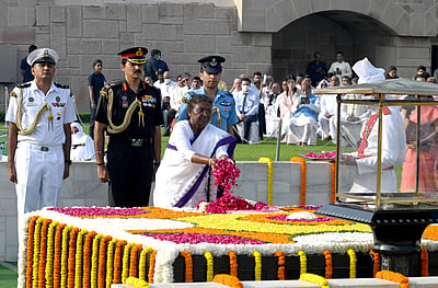 மகாத்மா காந்தி நினைவிடத்தில் தலைவர்கள் மரியாதை - புகைப்படங்கள்