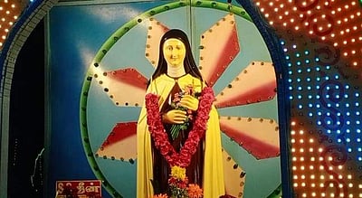 மானாமதுரை புனித குழந்தை தெரசாள் ஆலய திருவிழா: மின்விளக்குத் தேர் பவனி