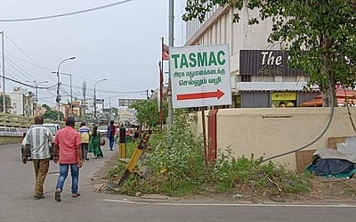 டாஸ்மாக் செல்லும் வழி! கவனம் ஈர்க்கும் அறிவிப்பு பலகை