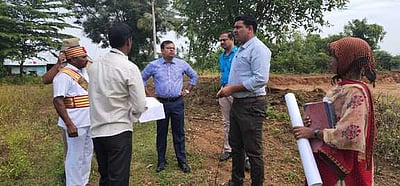 திருநங்கைகளுக்கு இலவச வீட்டுமனை: திருப்பத்தூா் ஆட்சியா் ஆய்வு