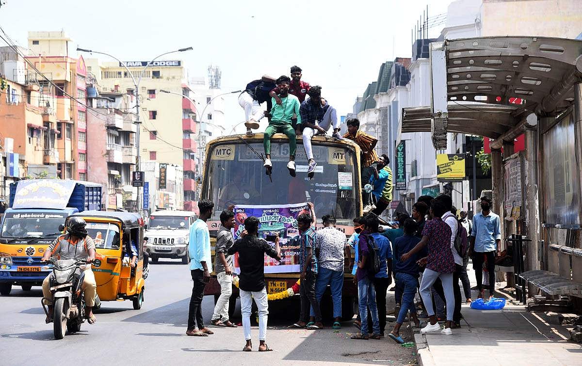 சென்னையில் பஸ் டே எனப்படும் பேருந்து தினம் கொண்டாடுவதற்கு தடை விதிக்கப்பட்டுள்ள நிலையிலும் 'பஸ் டே' கொண்டாட்டத்துக்குரிய பேனர்களை பிடித்தபடி நிற்கும் பச்சையப்பா கல்லூரி மாணவர்கள்.