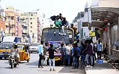சென்னையில் மீண்டும் 'பஸ் டே' கொண்டாட்டம் - புகைப்படங்கள்