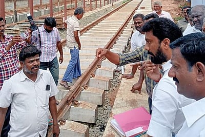 போடி ரயில் நிலையத்தில் எம்.பி. ஆய்வு