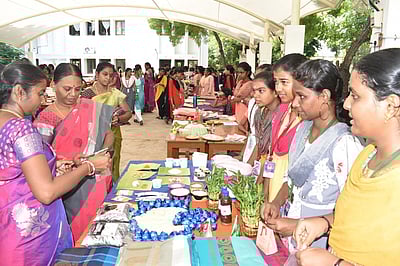 கல்லூரியில் கைவினைப் பொருள்கள் கண்காட்சி