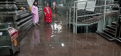 ராமேசுவரம் கோயிலுக்குள் புகுந்த மழைநீா்!