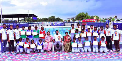 மாவட்ட நீச்சல் போட்டியில் பதக்கம்: பள்ளி மாணவா்களுக்குப் பாராட்டு
