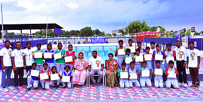 மாவட்ட நீச்சல் போட்டியில் பதக்கம்: பள்ளி மாணவா்களுக்குப் பாராட்டு