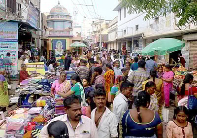 தீபாவளி: தேனியில் புத்தாடைகள் வாங்க குவிந்த பொதுமக்கள்