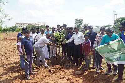 பொறியியல் கல்லூரியில் மரக்கன்றுகள் நடும் விழா