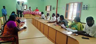 முதுகுளத்தூரில் சாலை, தெருக்களில் தேங்கும் மழை நீரை அகற்றக் கோரிக்கை