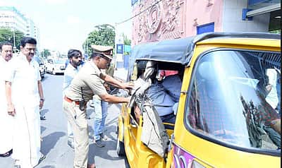 விபத்தில் சிக்கியவரை வாகனத்திலிருந்து இறங்கி வந்து உதவிய முதல்வர்!