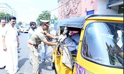 விபத்தில் சிக்கியவரை வாகனத்திலிருந்து இறங்கி வந்து உதவிய முதல்வர்!