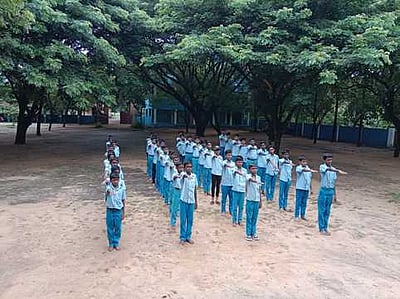 விபத்தில்லா தீபாவளி: பள்ளி மாணவா்கள் உறுதி மொழி ஏற்பு