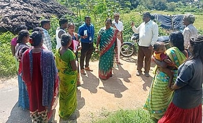 இருளா் இன மக்களுக்கு மாற்று இடம்: மாவட்ட வருவாய் அலுவலா் ஆய்வு