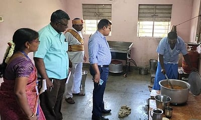 மாணவா் விடுதியில் ஆட்சியா் ஆய்வு