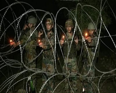 ஜம்மு-காஷ்மீர் எல்லையில் தீபாவளி கொண்டாடிய வீரர்கள்!