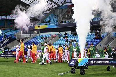 9 ஓவர் ஆட்டம்: தென்னாப்பிரிக்காவுக்கு எதிராக ஜிம்பாப்வே பேட்டிங்!