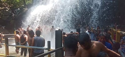 தீபாவளி விடுமுறை: சுருளி அருவியில் குவிந்த சுற்றுலாப் பயணிகள்