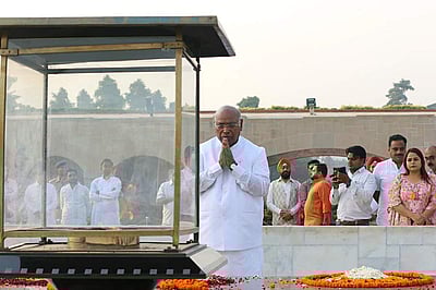 காங்கிரஸ் கட்சியின் தலைவராக பொறுப்பேற்றுக்கொண்ட கார்கே - புகைப்படங்கள்