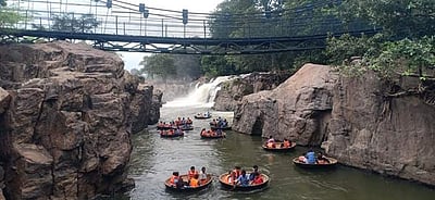 ஒகேனக்கல்லில் காவிரியில் குளிக்க, பரிசல் இயக்க அனுமதி!