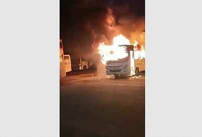 பேருந்துக்குள் விளக்கேற்றி தீபாவளி கொண்டாடிய இருவர் பலி