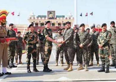 தீபாவளி: பாகிஸ்தான் எல்லையில் இனிப்பு பரிமாற்றம்