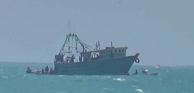 கடலில் மூழ்கிய விசைப்படகு: 11 மீனவர்கள் அதிர்ஷ்டவசமாக உயிர் தப்பினர்!