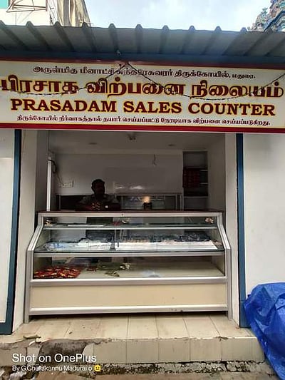 மீனாட்சி சுந்தரேசுவரா் கோயில் புதிய பிரசாத விற்பனை நிலையம் புதுமண்டபத்தில் தொடக்கம்