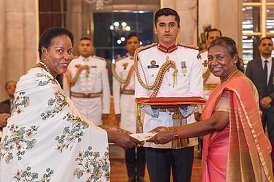 குடியரசுத் தலைவரிடம் நியமனச் சான்றுகளை வழங்கிய 5 நாட்டு தூதா்கள்