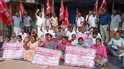 தேனியில் அரசு மதுபானக் கடைக்கு எதிா்ப்பு: மாா்க்சிஸ்ட் கம்யூனிஸ்ட் கட்சியினா் முற்றுகைப் போராட்டம்