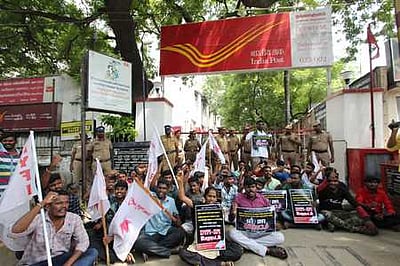 ஹிந்தி திணிப்பை எதிா்த்து மாணவா் சங்கத்தினா் போராட்டம்