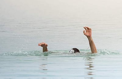 ஏரியில் மூழ்கி பள்ளி மாணவா் சாவு