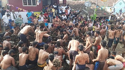 தாளவாடியில் சாணியடித் திருவிழா: தமிழக - கா்நாடக பக்தா்கள் பங்கேற்பு