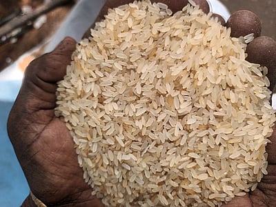 தரமற்ற ரேஷன் அரிசி: கடை ஊழியருடன் குடும்ப அட்டைதாரா்கள் வாக்குவாதம்