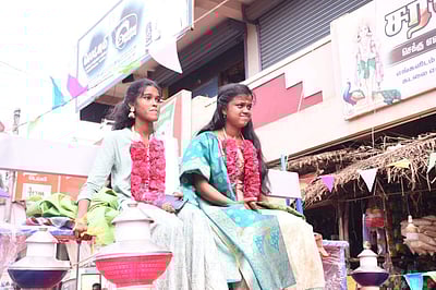 நீட் தேர்வில் சாதித்த அரசுப் பள்ளி மாணவிகள், திறந்த வேனில் ஊர்வலமாக அழைத்து வந்த பொதுமக்கள்