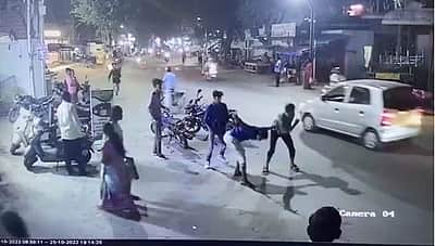டூவீலரில் வேகமாக வந்ததை தட்டிக்கேட்ட போலீஸ்காரரை தாக்கும் கும்பல்: சிசிடிவி காட்சிகள் வெளியாகி பரபரப்பு!