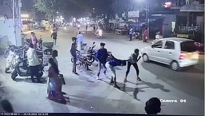 டூவீலரில் வேகமாக வந்ததை தட்டிக்கேட்ட போலீஸ்காரரை தாக்கும் கும்பல்: சிசிடிவி காட்சிகள் வெளியாகி பரபரப்பு!