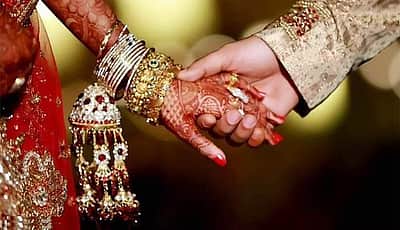கார், கிரேன் எல்லாம் வைத்து சினிமாவை விஞ்சும் ஃபோட்டோ ஷூட் நடத்திய மணமக்கள்