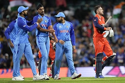 ஆல்-ரவுண்டிங்கில் அசத்தி இந்தியா வெற்றி: நெதா்லாந்தை வீழ்த்தி முதலிடத்துக்கு முன்னேறியது