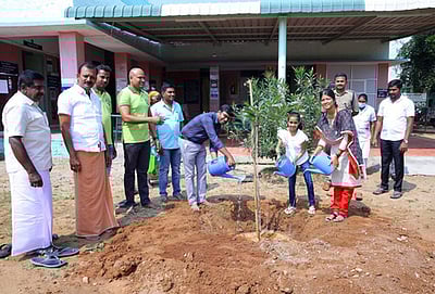 ஊதியூா் அருகே மரம் நடு விழா