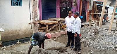 ஆம்பூரில் சிமென்ட் சாலை பணி:நகா்மன்றத் தலைவா் ஆய்வு