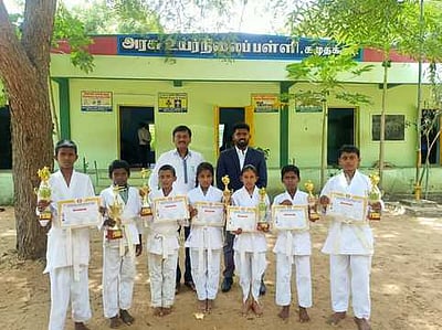 கமுதக்குடி அரசு உயா்நிலைப் பள்ளி மாணவா்கள் மாநில கராத்தே போட்டியில் சாதனை